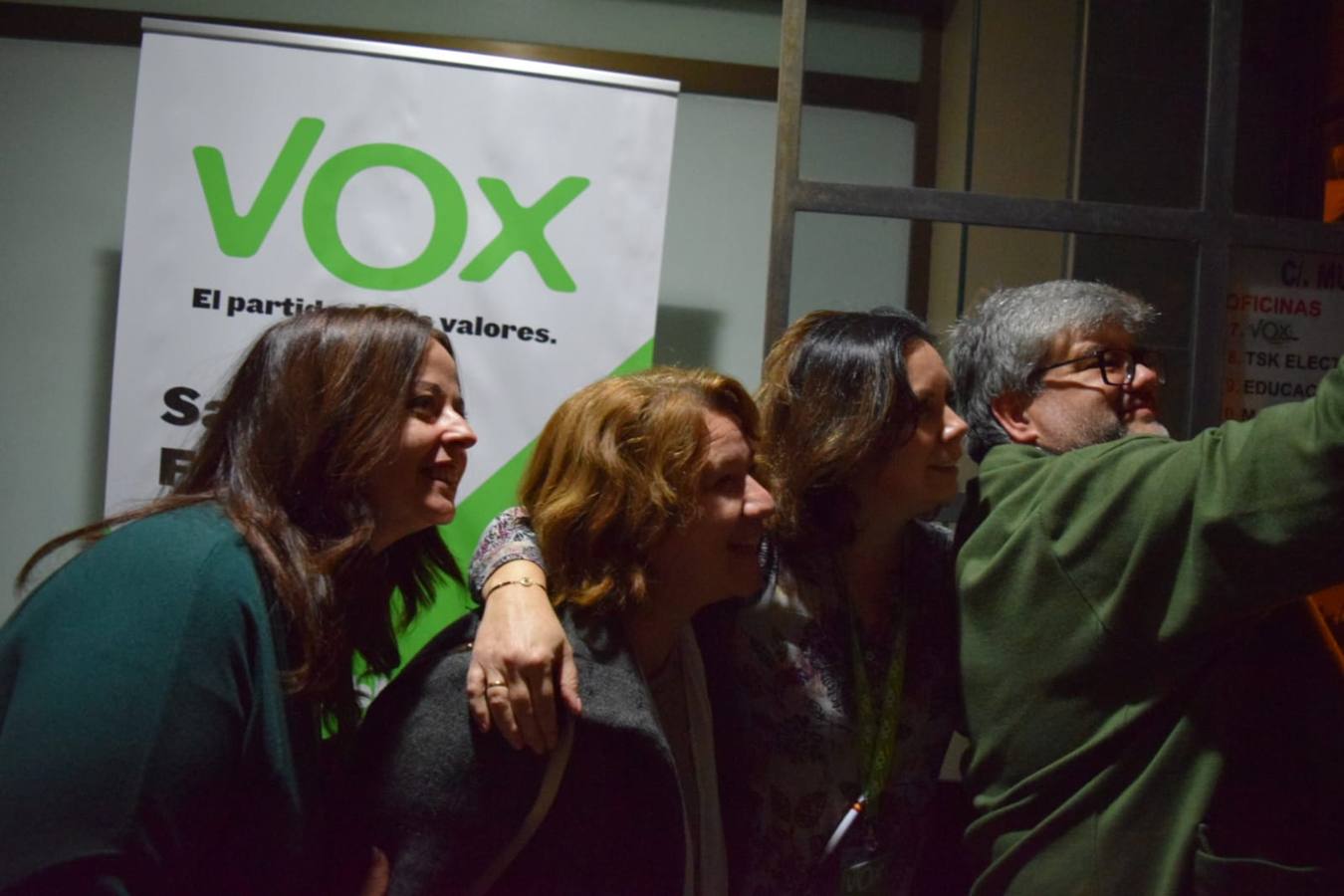 Vox Cádiz celebra con mucha energía y poca luz sus resultados en Andalucía