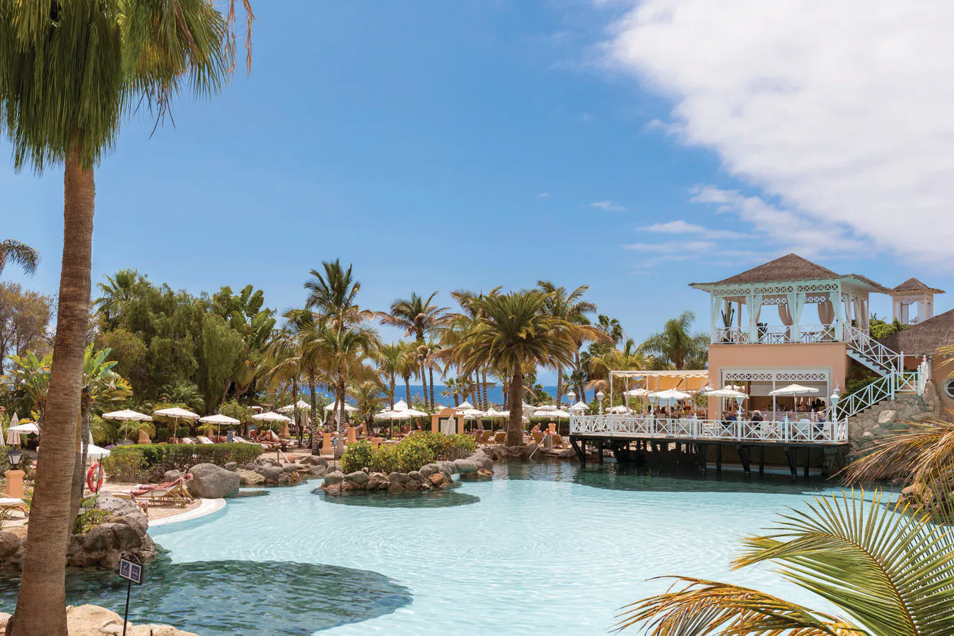 Mejor servicio de hotel. El Hotel Bahía del Duque cuenta con 351 elegantes habitaciones algunas de ellas con balcón privado, 5 piscinas al aire libre y gimnasio. Precio: 280 euros / noche.