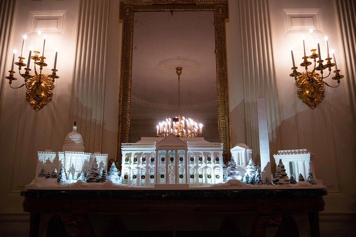 Réplica azucara de los monumental del National Mall. La tradicional casita de pan de jengibre de la Casa Blanca ha sido reemplazada este año por una enorme réplica azucarada de todo el complejo de monumentos National Mall. La creación fue presentada el pasado 26 de noviembre junto al resto de decoraciones navideñas de la Casa Blanca y cabe destacar que requirió de 102 kilos de masa, 11 kilos de chocolate y nueve kilos de glaseado blanco.