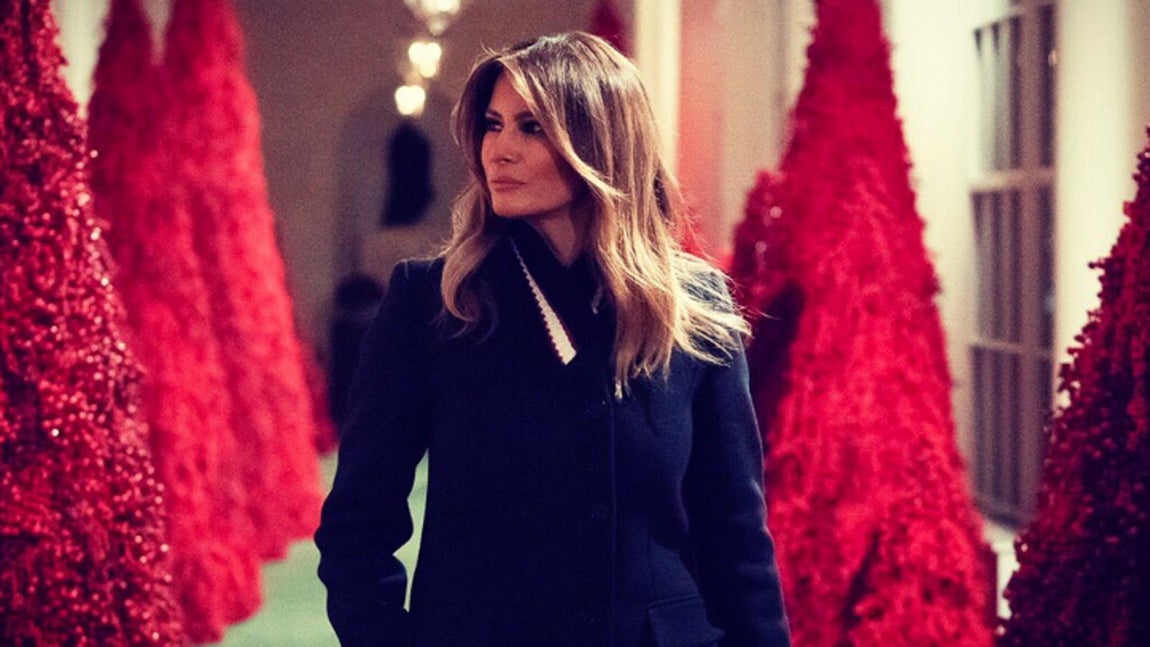 Melania Trump ha preferido los árboles rojos este año. Filas de 40 árboles rojos, luces y guirnaldas… En total se han usado más de 14.000 adornos que en estos momentos están decorando los interiores de la Casa Blanca. Al parecer, la primera dama ha estado trabajando en esta decoración desde el mes de julio. Esta elección ha dividido a las redes sociales, ya que hay quien compara esta fila de árboles con escenas vistas en 'El cuento de la criada' o incluso hay quien se atreve a compararlo con la película 'El resplandor’.