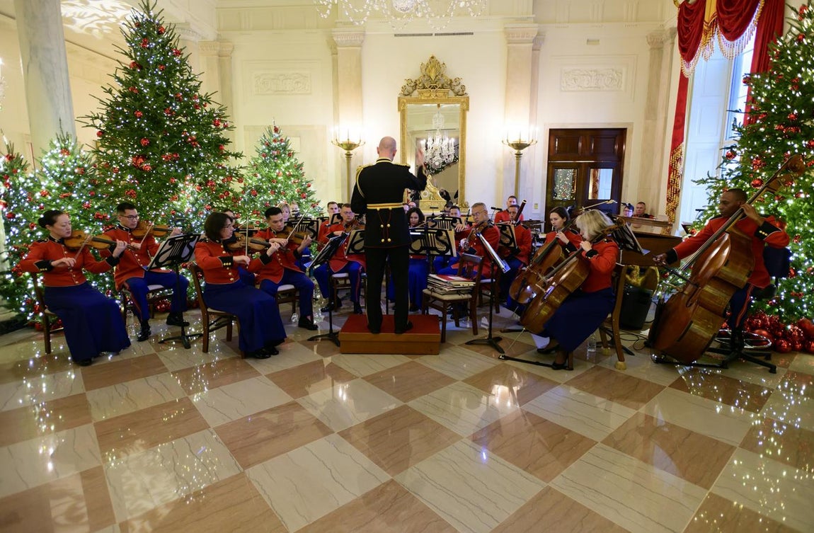 Desde la Casa blanca agradecen a los muchos voluntarios y al personal que trabajaron arduamente para decorar los pasillos de la Casa del Pueblo con alegría navideña y desean a todos una muy feliz Navidad y un feliz año nuevo.