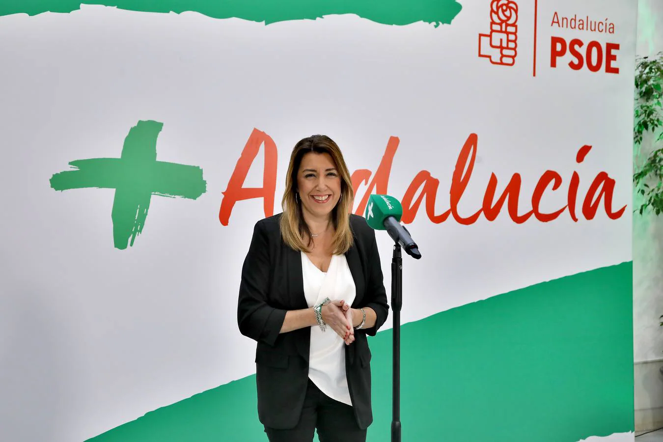 Susana Díaz, atendiendo a los medios de comunicación