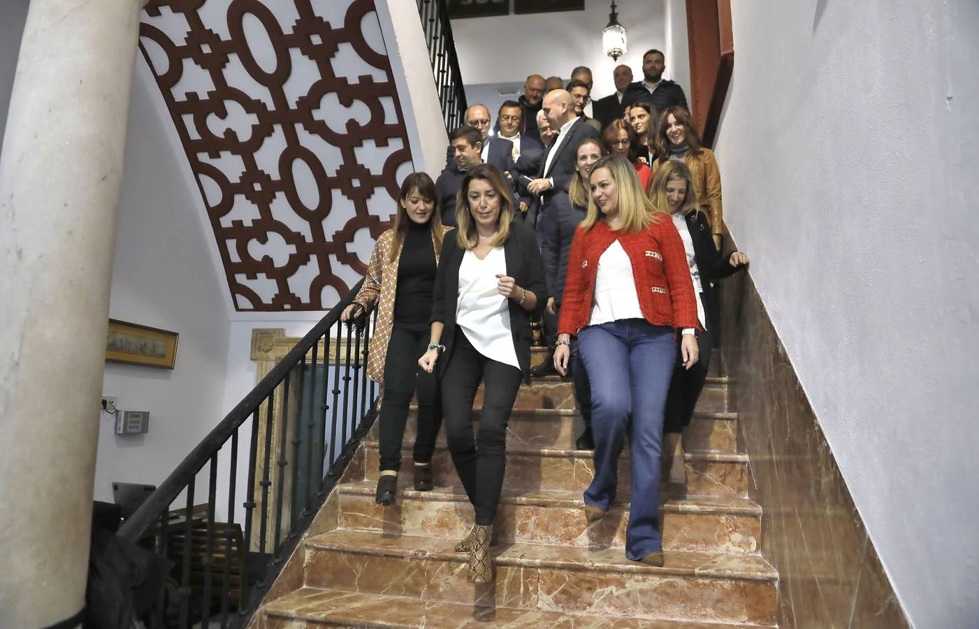 Susana Díaz en la sede del PSOE andaluz, en Sevilla capital, junto a miembros de su dirección regional
