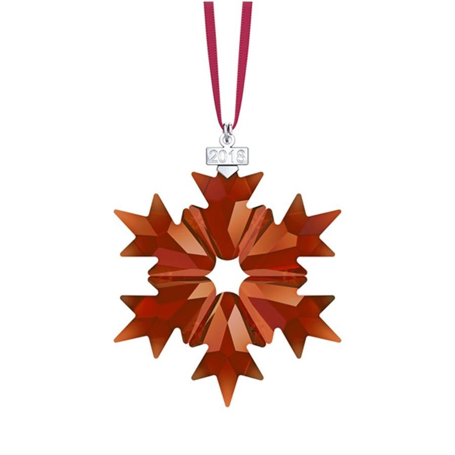 Inspirándose en el color de las bayas de muérdago y del traje de Papá Noel, presentamos una versión de la popular Decoración Edición Anual en rojo intenso. Está disponible solo durante el año de emisión. 59 euros en Swarovski.