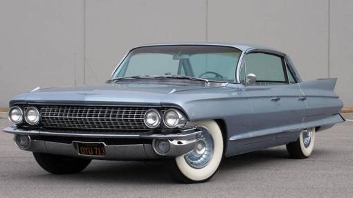 Green Book – Cadillac DeVille. Obviamente, a lo largo de la cinta podremos disfrutar de las imágenes de su vehículo… un bonito Cadillac DeVille de color azul celeste. Las primeras unidades de este emblemático modelo se produjeron en 1959 y contaban con un motor de 3,6 litros, que ofrecía 325 cv.