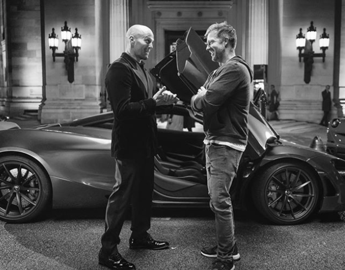 Hobbs &amp; Shaw – McLaren P1. Por el momento no se han visto muchas imágenes de esta cinta, que verá la luz el 2 de agosto. Eso sí, el propio Statham fue el primero en compartir una foto del rodaje en su cuenta de Instagram. En ella, aparece hablando con el director del film, David Leitch (Deadpool 2), frente a un espectacular McLaren P1.