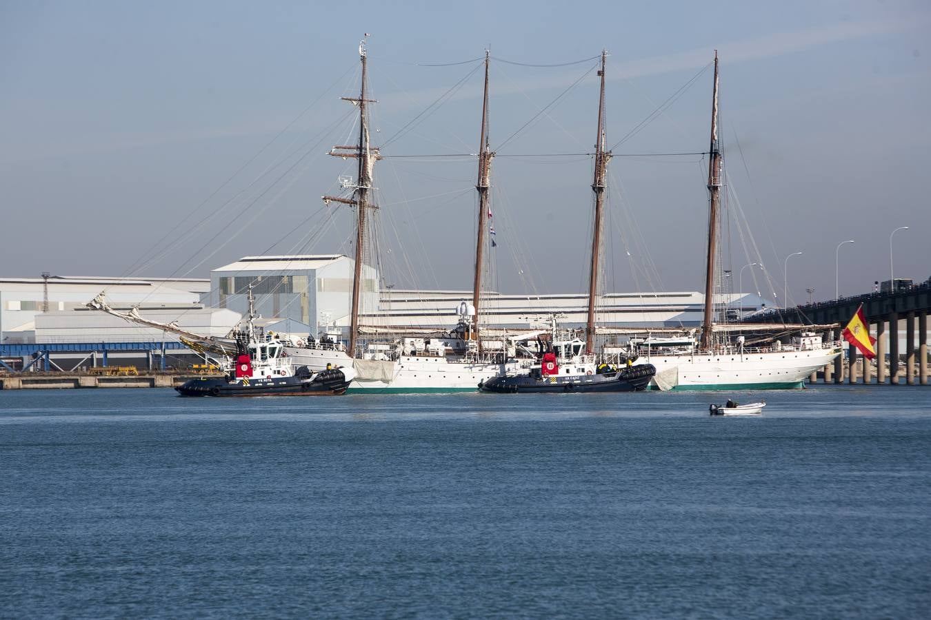 Las imágenes de El Juan Sebastián de Elcano por aguas de la bahía de Cádiz