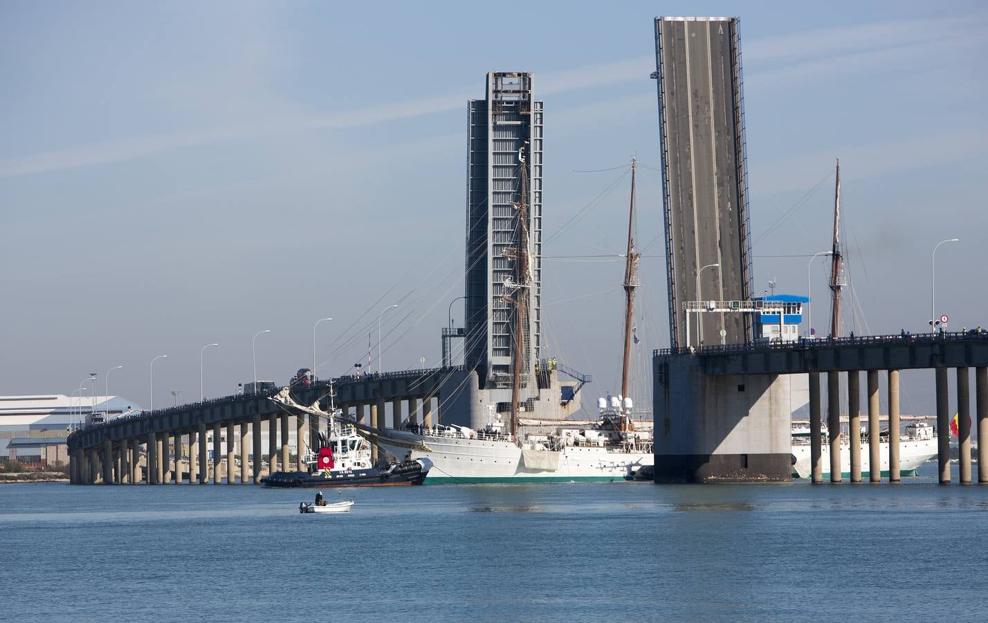 Las imágenes de El Juan Sebastián de Elcano por aguas de la bahía de Cádiz