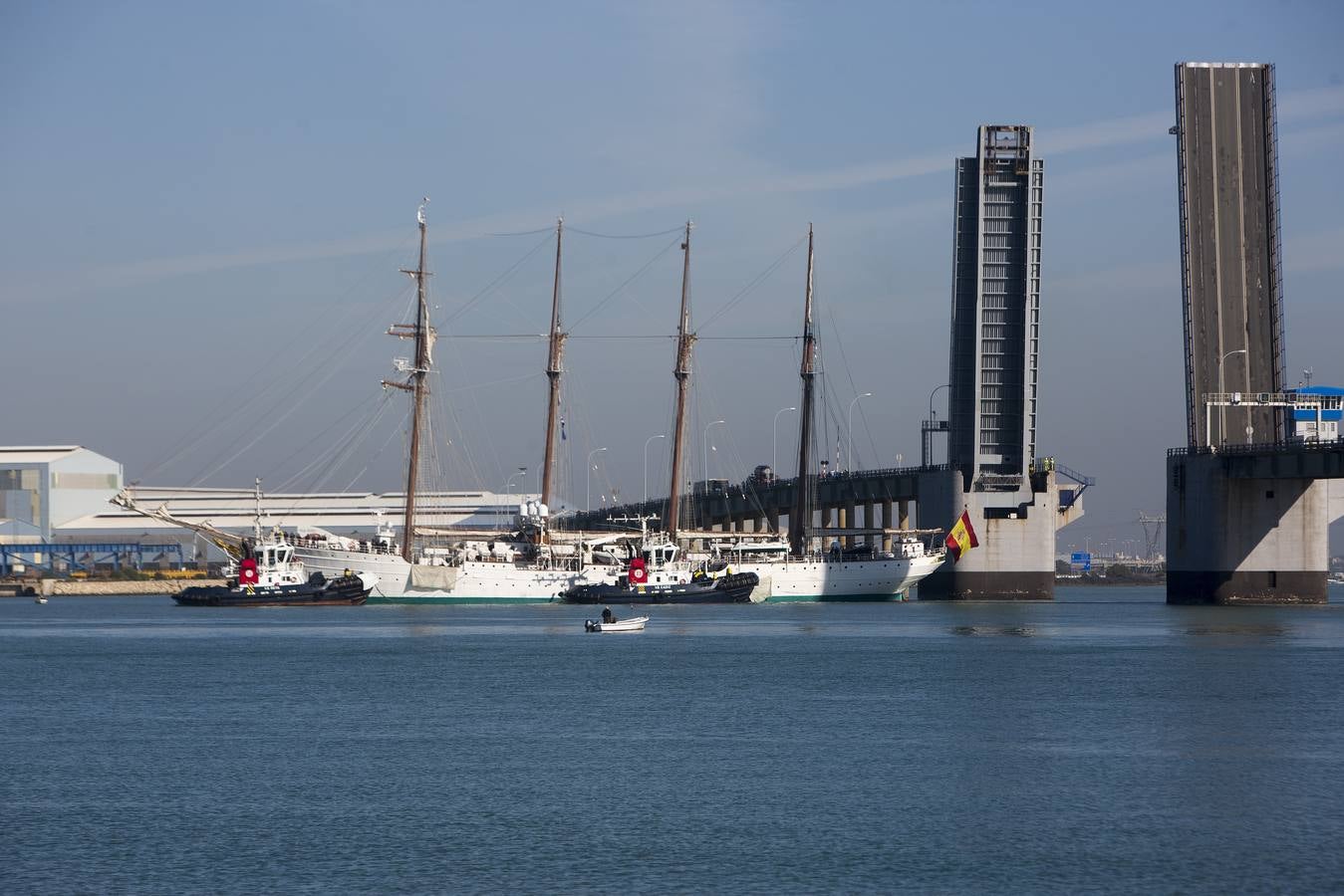 Las imágenes de El Juan Sebastián de Elcano por aguas de la bahía de Cádiz