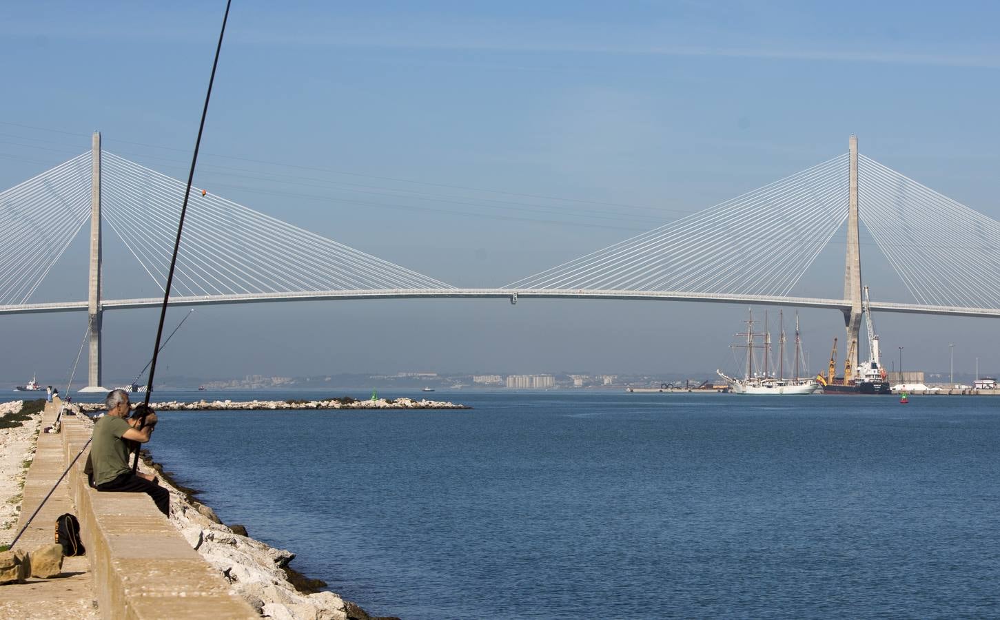 Las imágenes de El Juan Sebastián de Elcano por aguas de la bahía de Cádiz