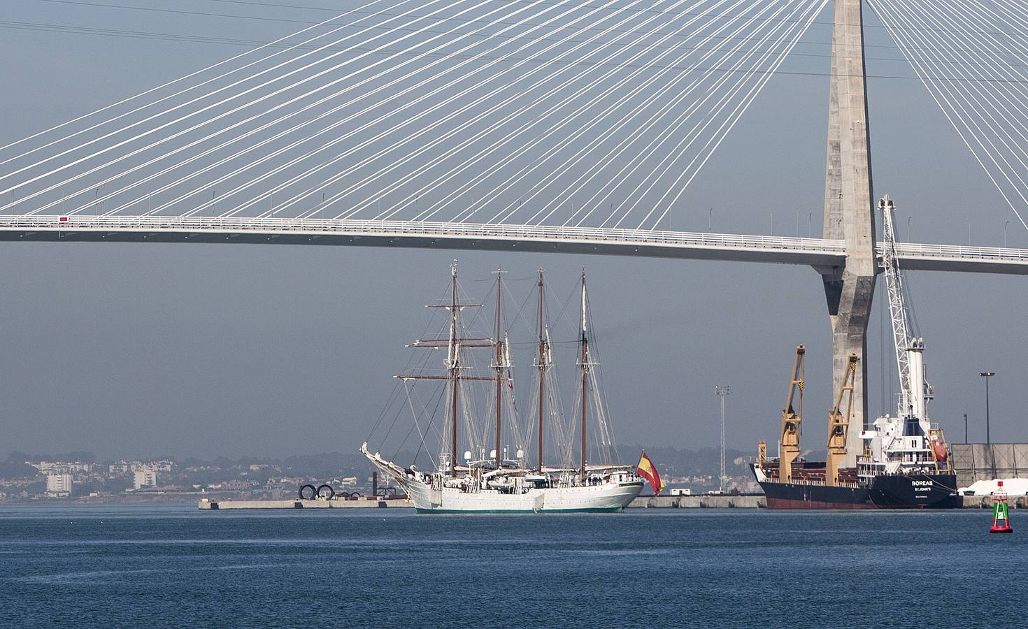 Las imágenes de El Juan Sebastián de Elcano por aguas de la bahía de Cádiz