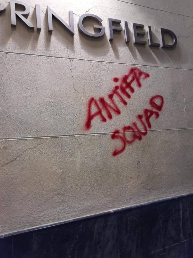 La manifestación antifascista en Cádiz acaba con agresiones y contenedores quemados