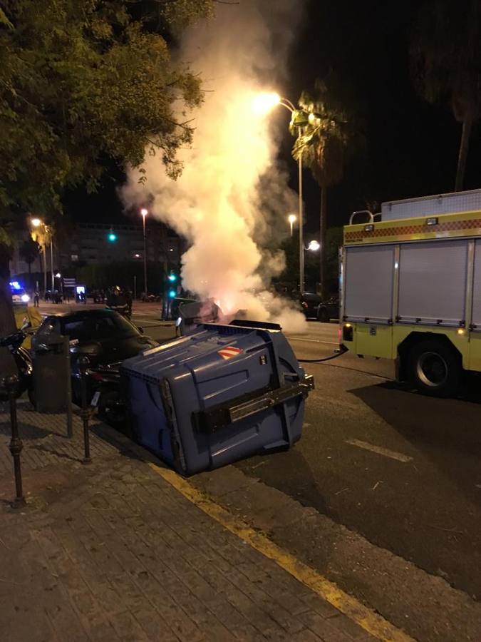 La manifestación antifascista en Cádiz acaba con agresiones y contenedores quemados