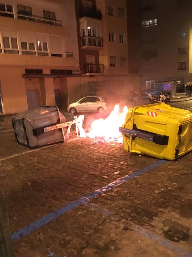 La manifestación antifascista en Cádiz acaba con agresiones y contenedores quemados