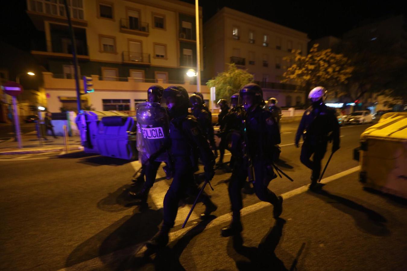 La manifestación antifascista en Cádiz acaba con agresiones y contenedores quemados