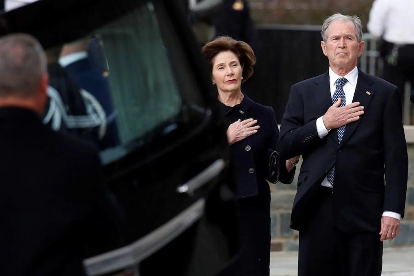 George W. Bush y su esposa en el exterior de la Catedral Nacional de Washington esperando el féretro. 