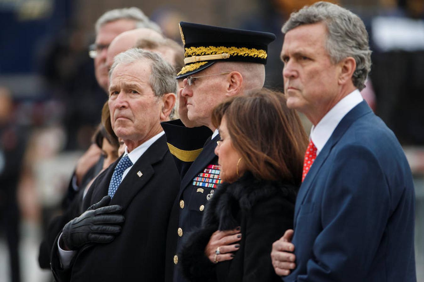 George W. Bush hijo escucha el himno nacional en el exterior de la Catedral Nacional de Washington. 