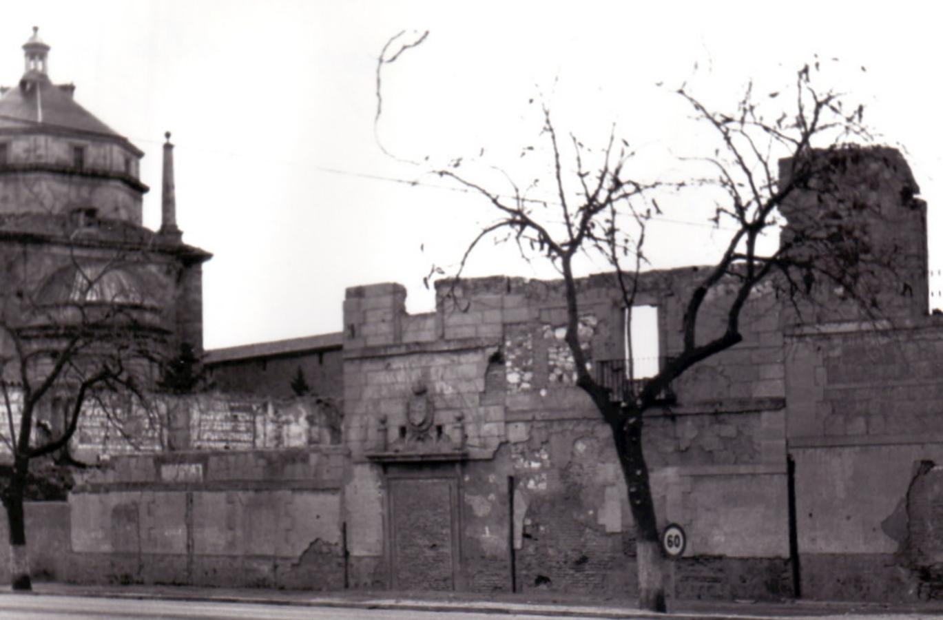 Aspecto del edificio de San Lázaro en 1965, destruido en 1936. Foto. Colección F. Villasante. 