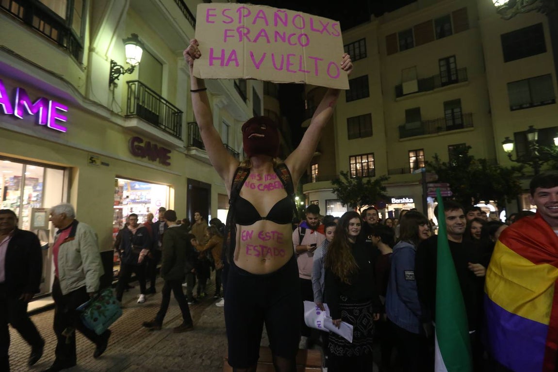 Fotos: Disturbios y cargas en la marcha contra Vox en Cádiz
