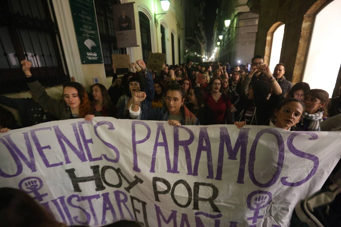 Fotos: Disturbios y cargas en la marcha contra Vox en Cádiz
