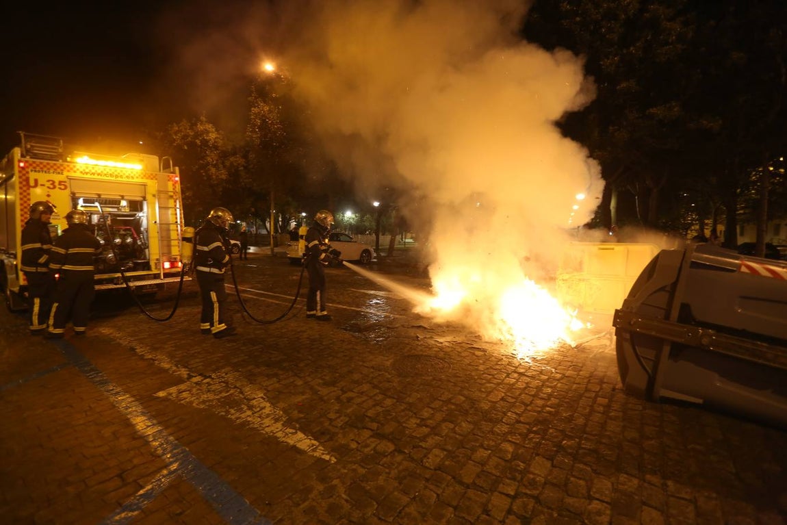 Fotos: Disturbios y cargas en la marcha contra Vox en Cádiz