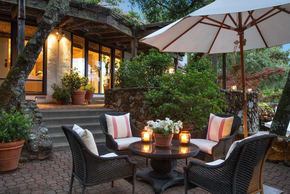 Jardines. La vivienda está rodeada de jardines entre los que se encuentran pequeñas zonas a modo de oasis en los que disfrutar de cada rincón de esta fantástica mansión.