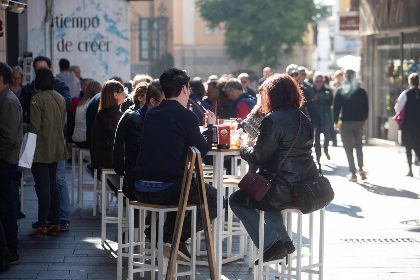 El ambiente del puente de la Inmaculada en Córdoba, en imágenes