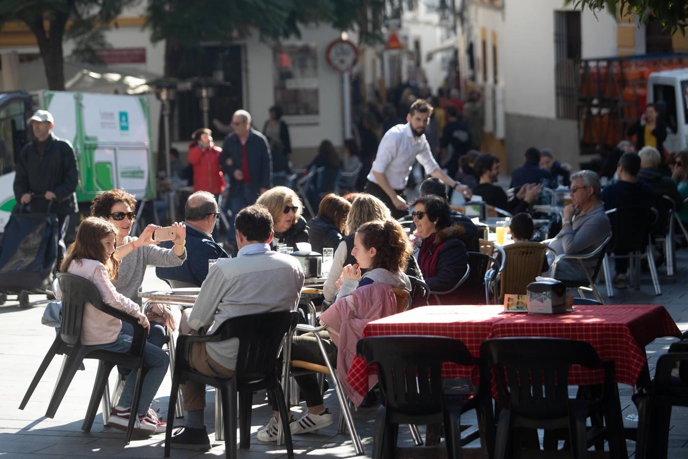 El ambiente del puente de la Inmaculada en Córdoba, en imágenes