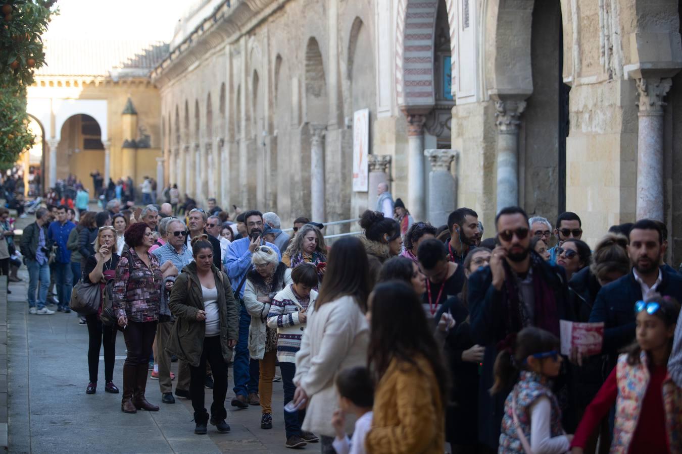 El ambiente del puente de la Inmaculada en Córdoba, en imágenes