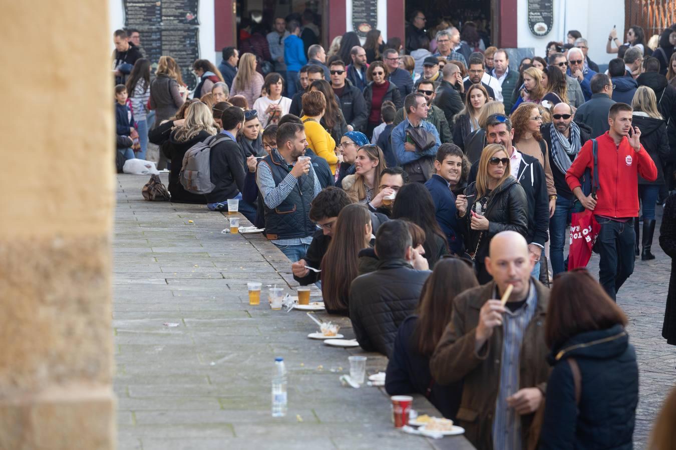 El ambiente del puente de la Inmaculada en Córdoba, en imágenes