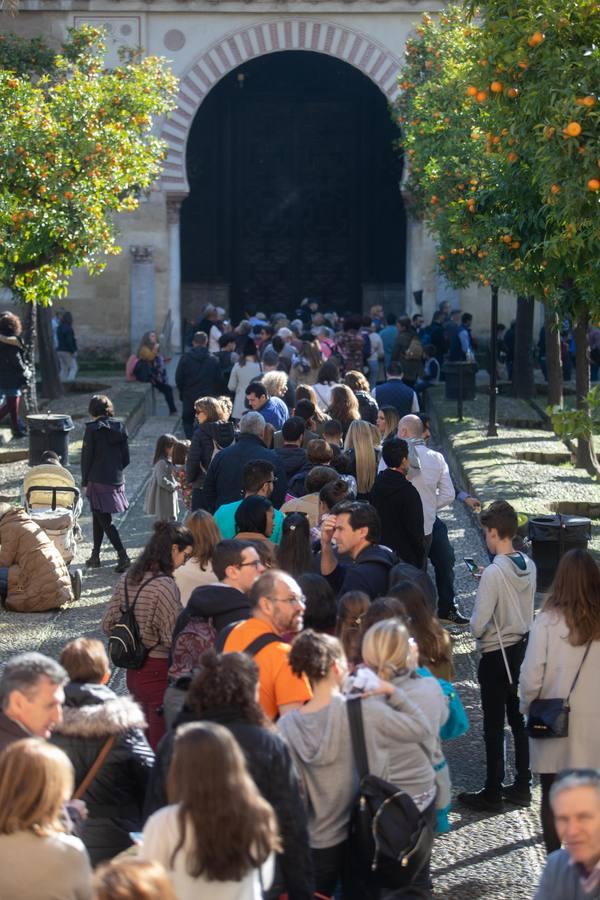 El ambiente del puente de la Inmaculada en Córdoba, en imágenes