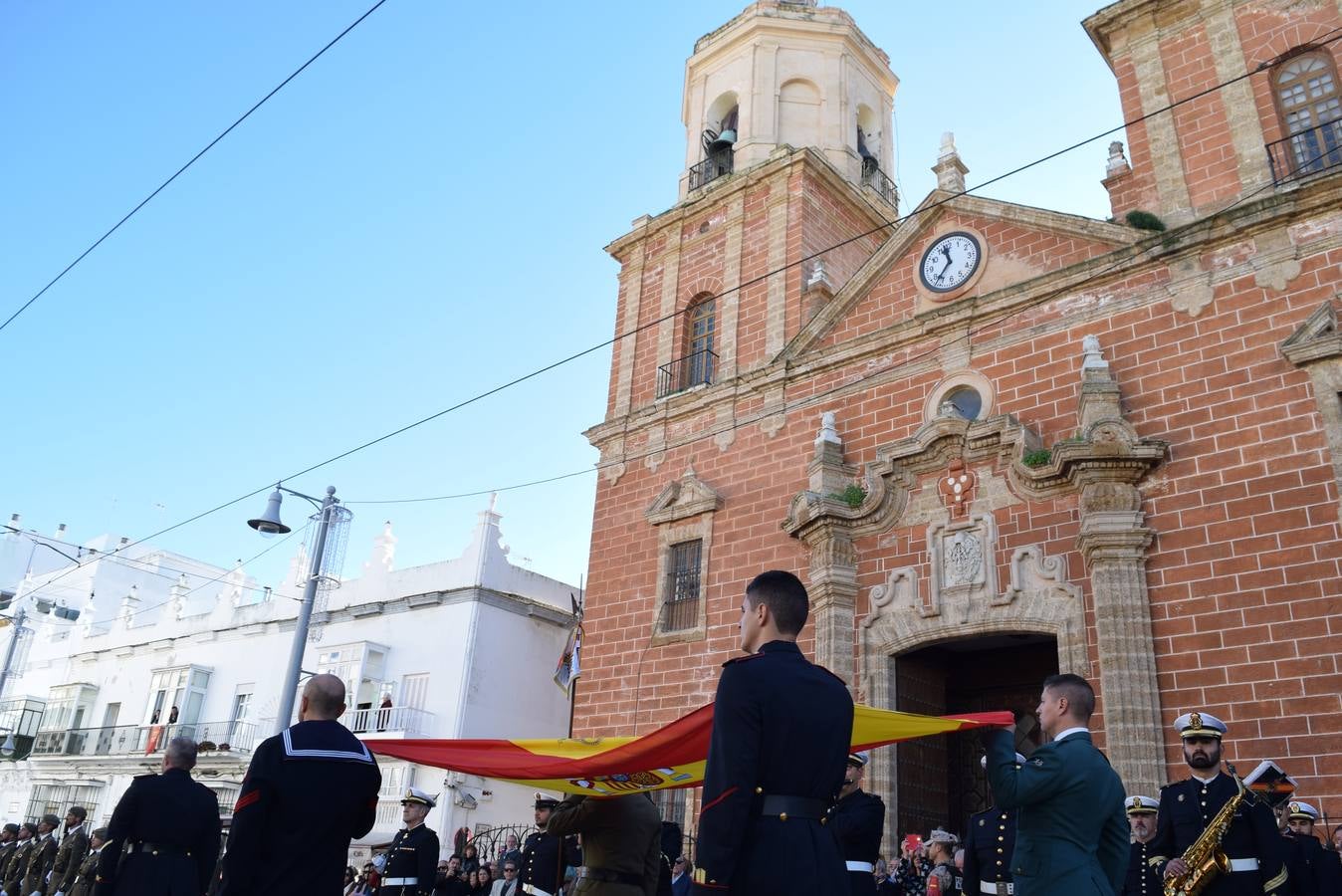 San Fernando realiza un solemne izado de la Bandera Nacional