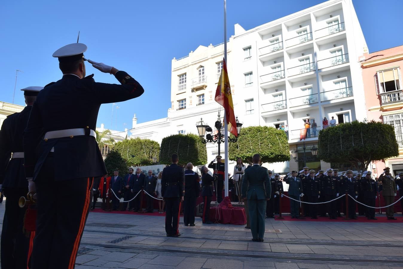 San Fernando realiza un solemne izado de la Bandera Nacional