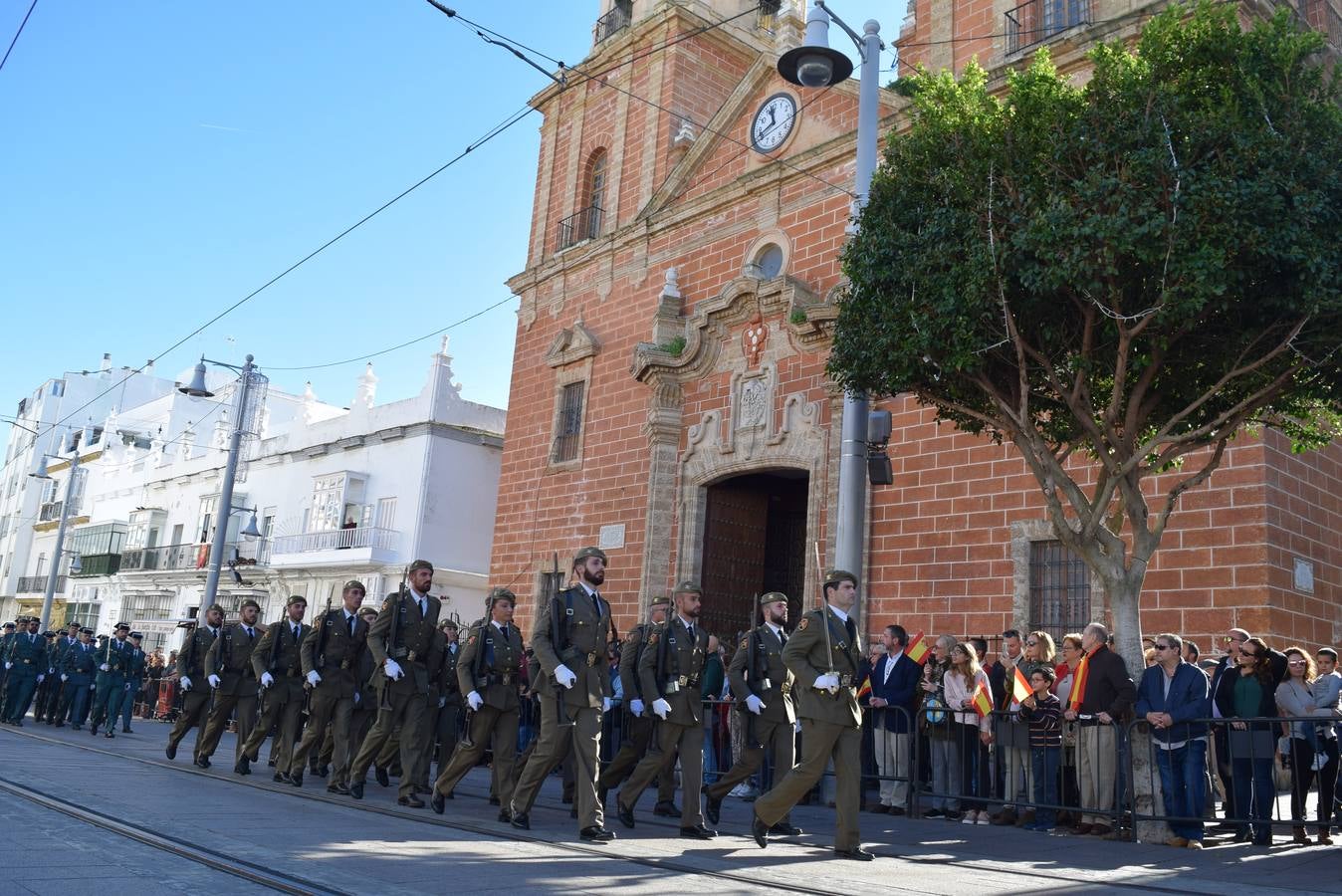 San Fernando realiza un solemne izado de la Bandera Nacional