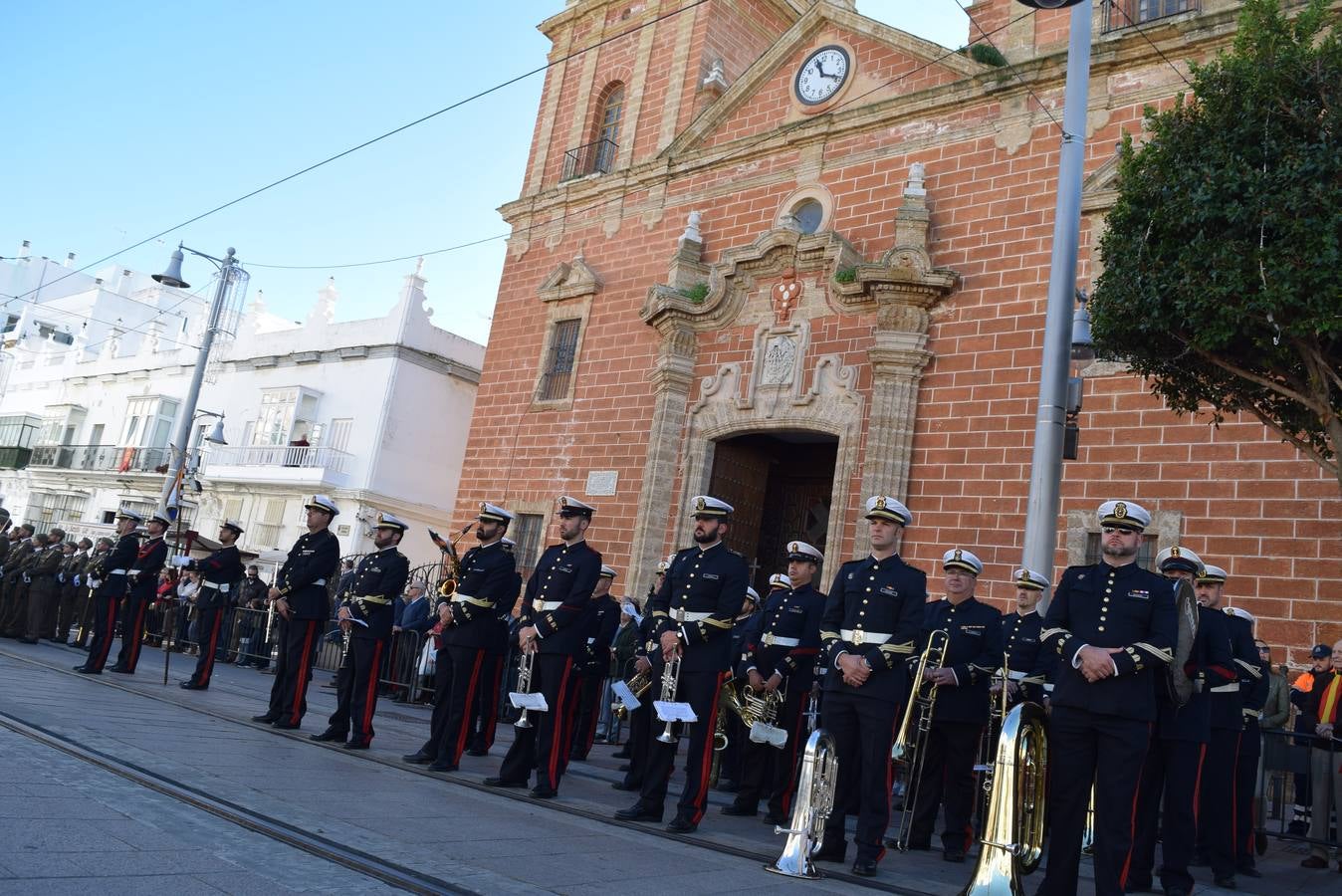 San Fernando realiza un solemne izado de la Bandera Nacional