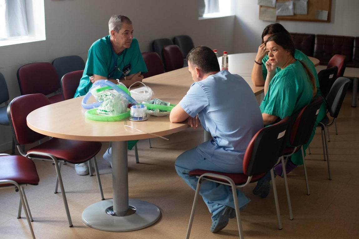El día a día en la UCI del Reina Sofía de Córdoba, en imágenes