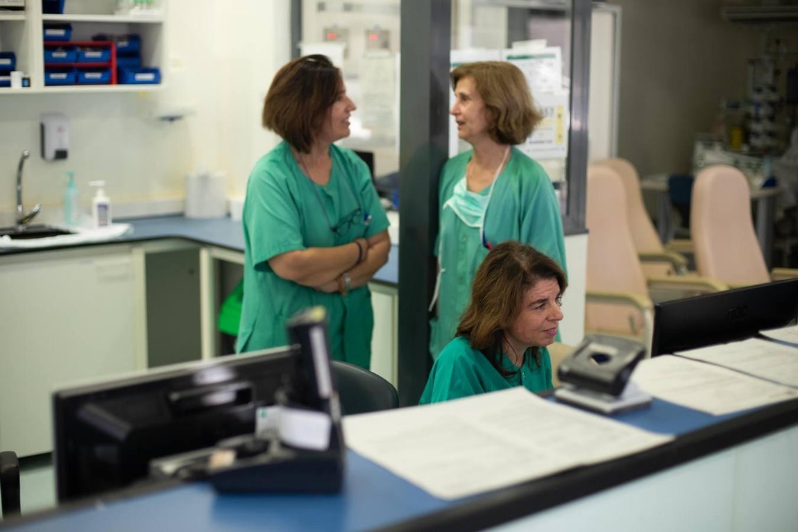 El día a día en la UCI del Reina Sofía de Córdoba, en imágenes