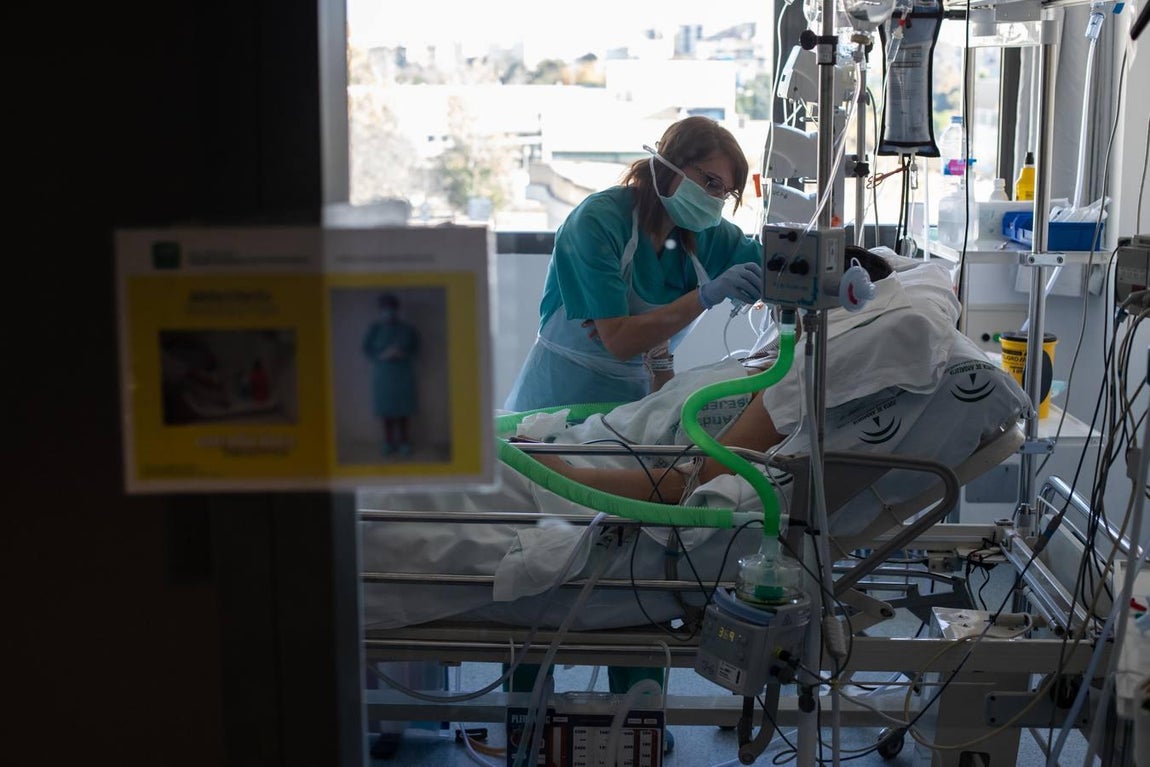 El día a día en la UCI del Reina Sofía de Córdoba, en imágenes