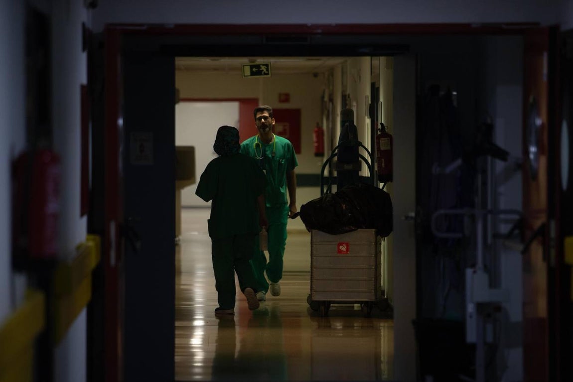 El día a día en la UCI del Reina Sofía de Córdoba, en imágenes