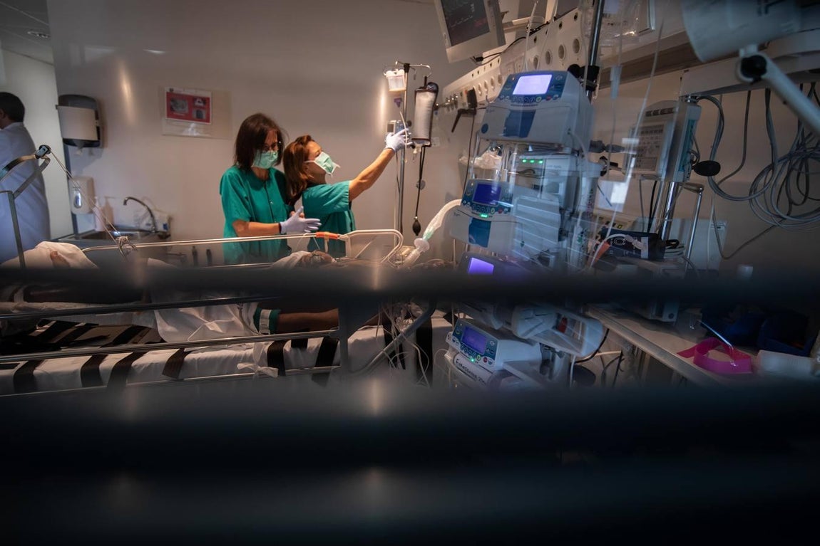 El día a día en la UCI del Reina Sofía de Córdoba, en imágenes