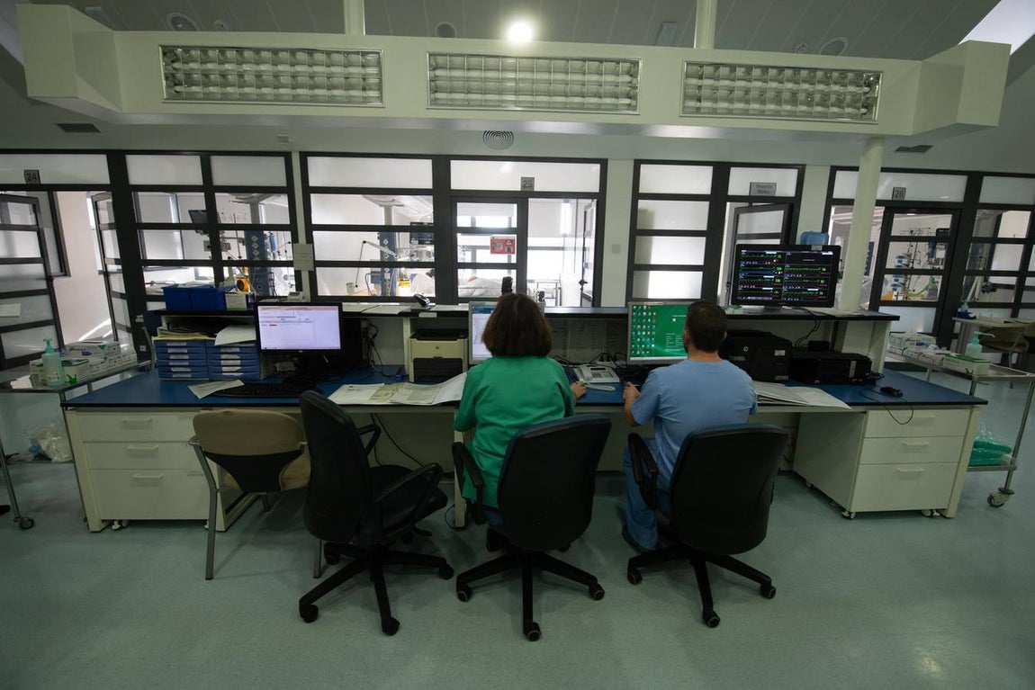 El día a día en la UCI del Reina Sofía de Córdoba, en imágenes