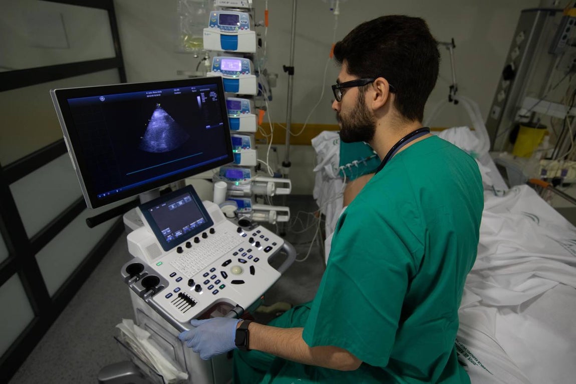 El día a día en la UCI del Reina Sofía de Córdoba, en imágenes