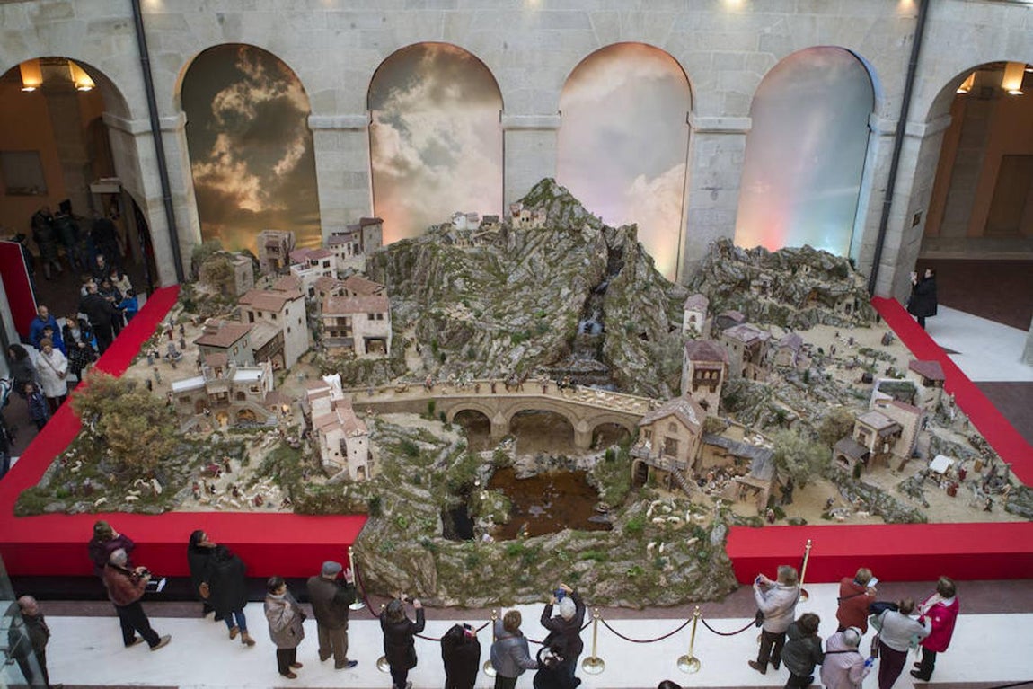 El «espíritu de la Navidad» llega a la Real Casa de Correos con un Belén formado por 500 figuras artesanales bajo el lema «El agua, fuente de vida». 