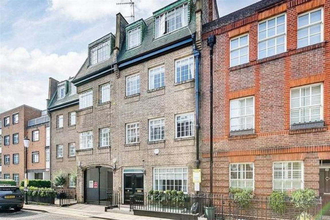 Fachada de la vivienda. La casa donde vivía junto a su hermana fue comprada por sus padres en 2002 por 870.000 euros. Ahora, 16 años después, ambas saben que no van a volver a ese apartamento y es por eso que han tomado la decisión de ponerlo a la venta por un precio mucho mayor al de compra: 2,17 millones de euros.