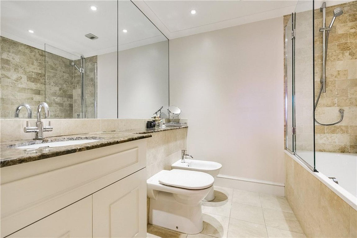 Otro de los baños del hogar. Entre los innumerables beneficios de vivir en este hogar se encuentra que la vivienda está a tan solo unos minutos de  la estación de metro de Gloucester Road, y muy cerca de Sloane Square.