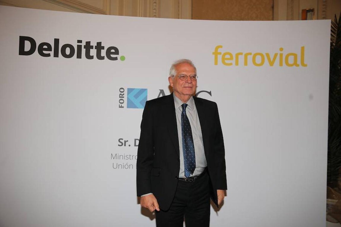 El ministro de Asuntos Exteriores y Cooperación en el photocall a su llegada. 