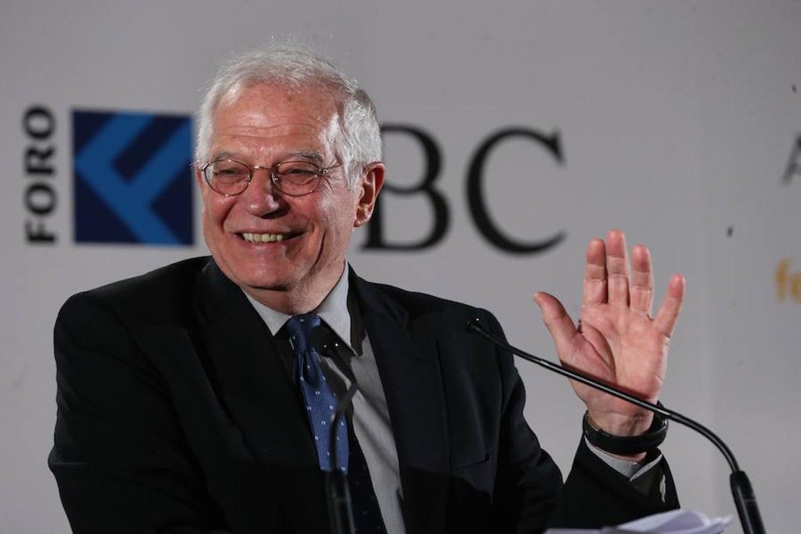 Risueño Borrell en el atril del Foro ABC. 