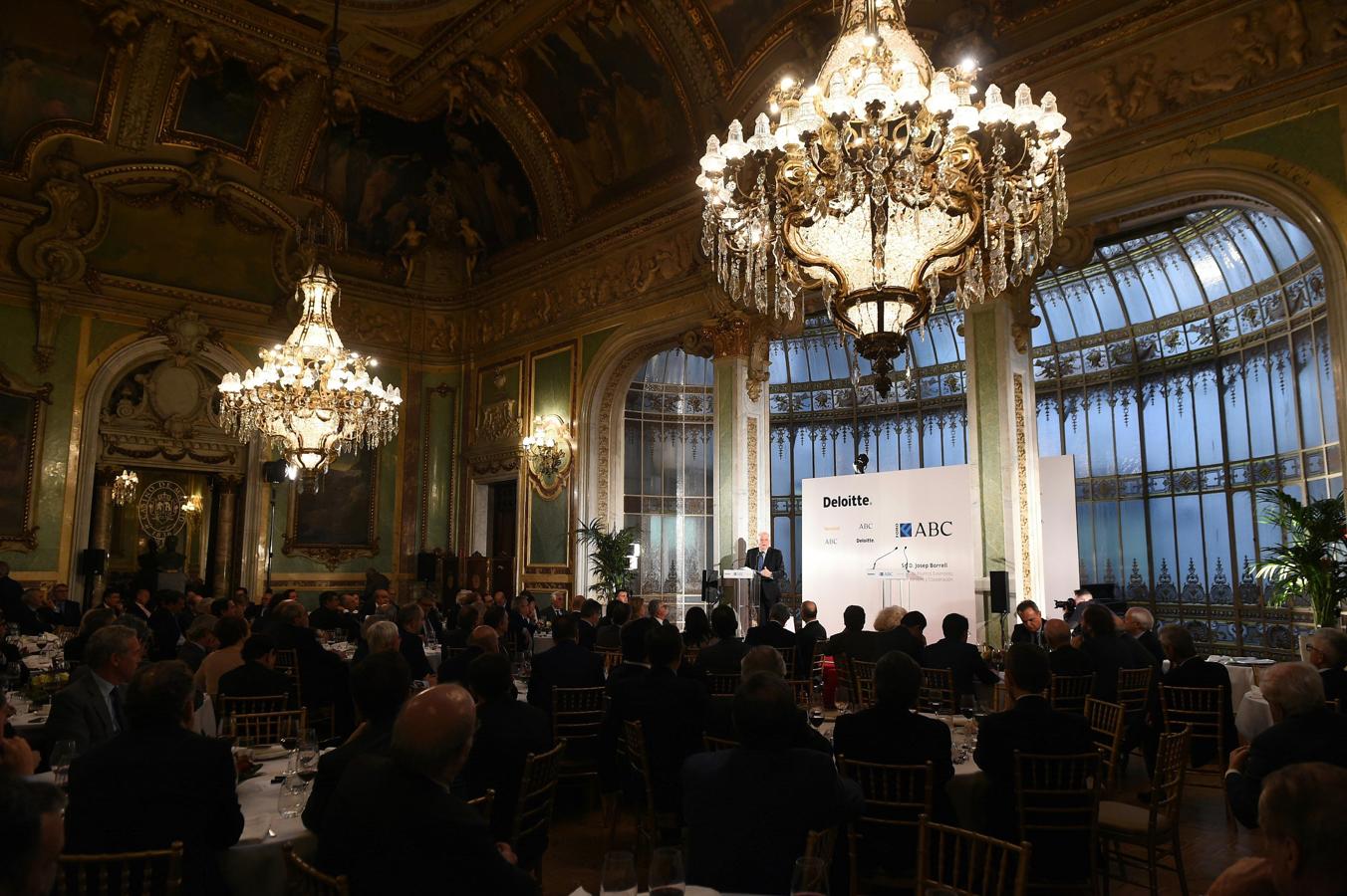 Imagen del salón del Casino de Madrid durante el discurso del ministro Borrell en el Foro ABC que ha protagonizado. 