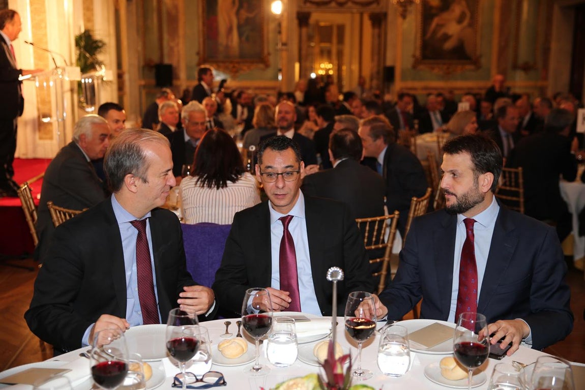 Mas asistentes al evento, entre ellos el redactor jefe de Política de ABC, Juan Fernández-Miranda (dcha). 
