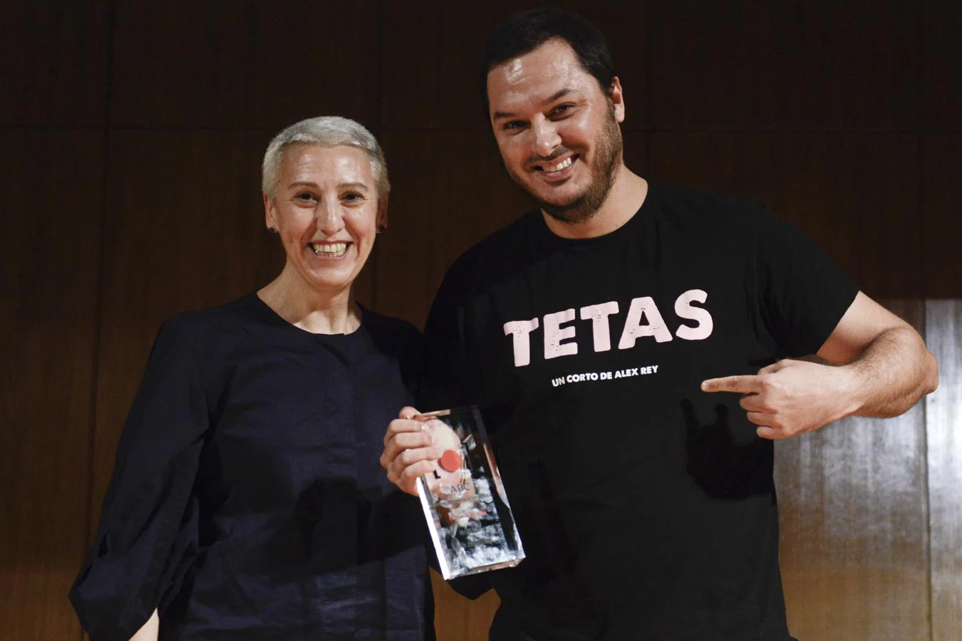 Premio al mejor corto de animación: «Tetas». Inmaculada Corcho (directora del Museo ABC, patrocinador de la edición) le entregó el premio a Álex Rey